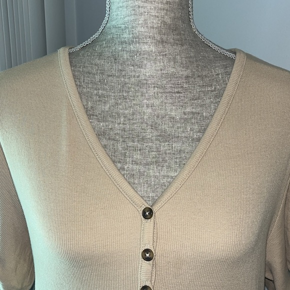 LOFT Tan Henley top with gathered puff sleeves V neck buttons Large beige. - Picture 2 of 7